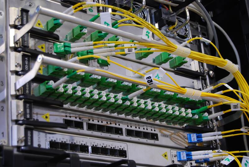 Instalação de cabos de fibra óptica